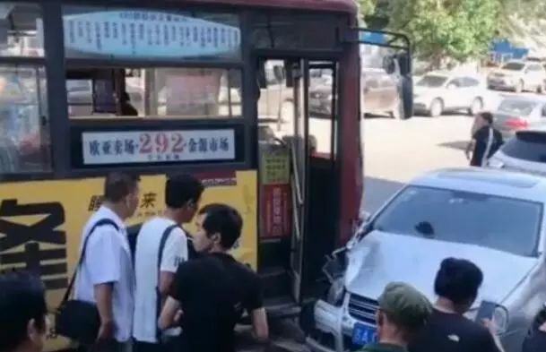 惊魂一刻！路怒男疯狂逼停前车，暴打乘客画面曝光！警方紧急介入！_反馈意见和建议