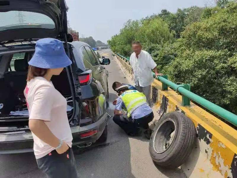 惊魂瞬间！两工人倒车失误险酿大祸，车辆失控冲下山坡，生死一线间！_词语解释