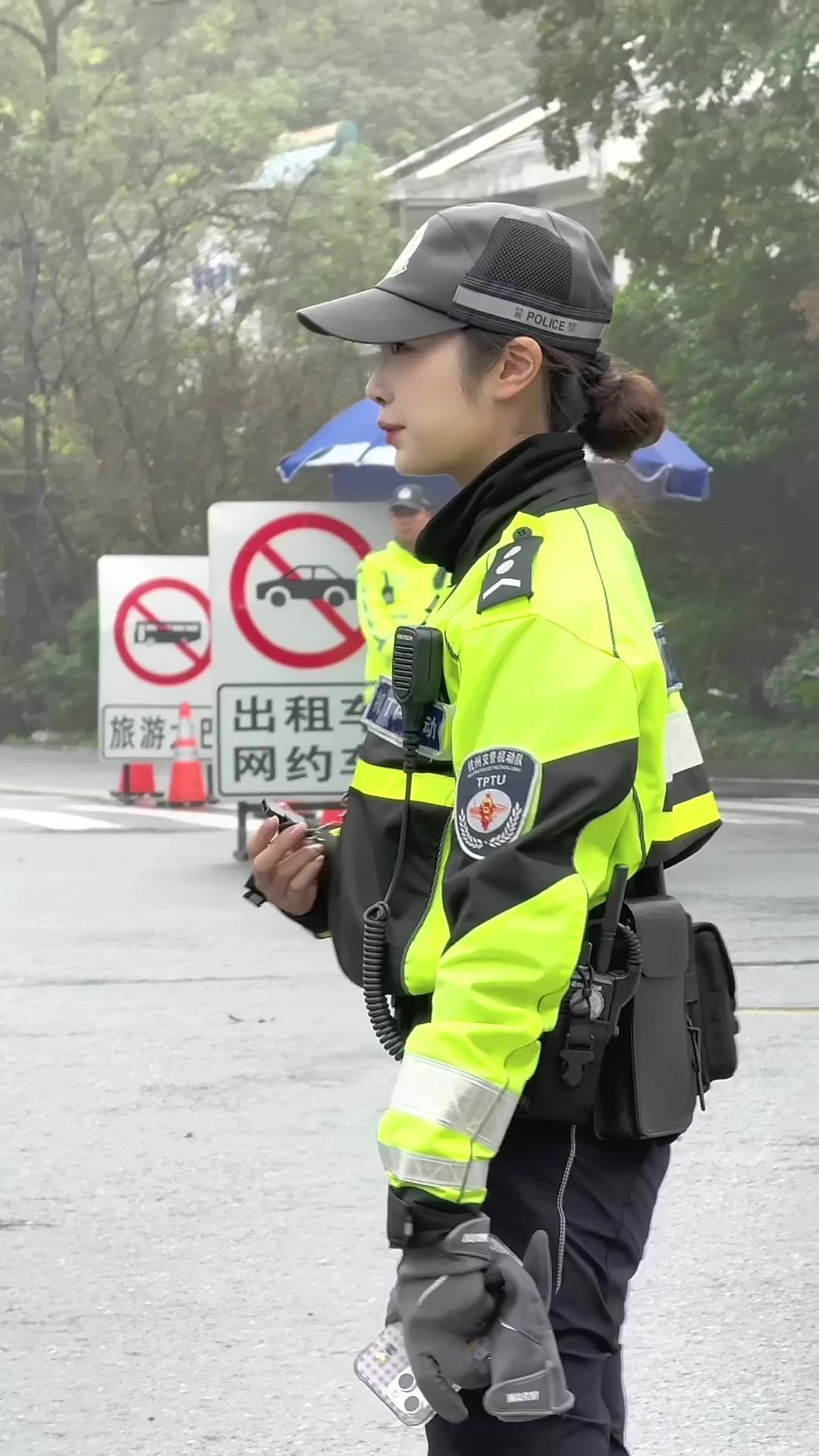 震惊！杭州兔子警官执勤时竟遭当面挑衅，闯红灯者嚣张至极！_精准解答落实